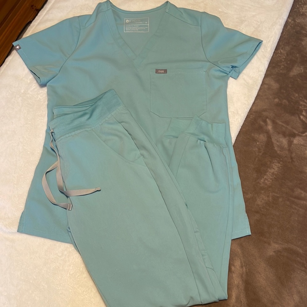 NWOT-Womens figs scrub set